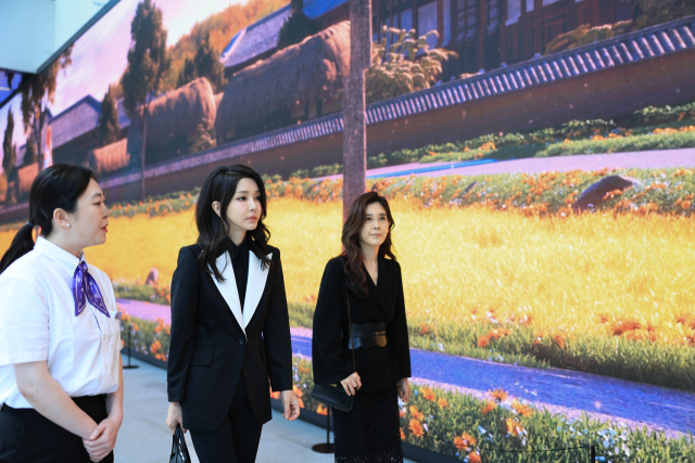 김건희 여사가 23일 서울 중구 한국관광공사 홍보관 