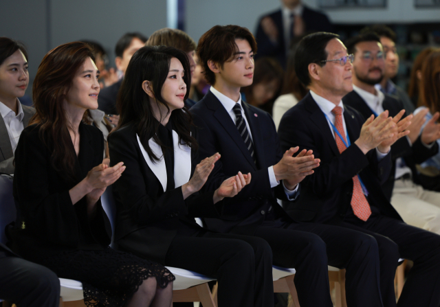 김건희 여사가 23일 서울 중구 한국관광공사 홍보관 