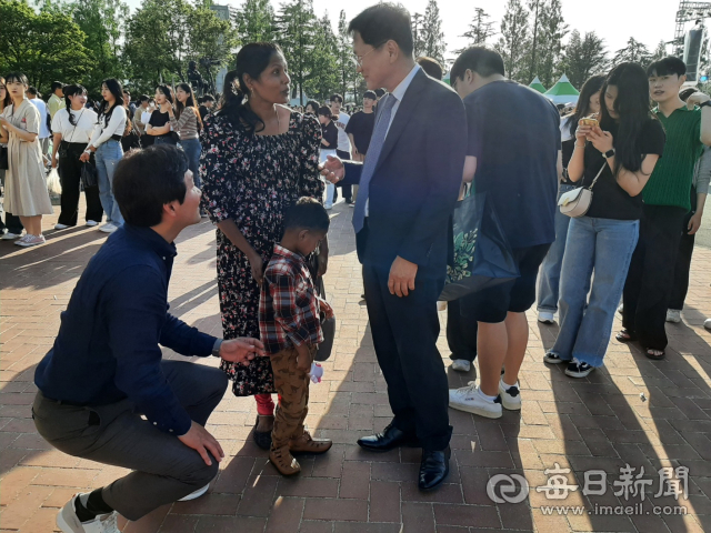 정창룡 매일신문 사장(오른쪽 앞)과 조현일 경산시장이 23일 영남대에 열린 2023 경산 대학인 청춘 공감 페스티벌에 참여한 한 외국인과 모자와 이야기를 나누고 있다. 김진만 기자