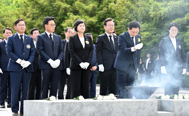 국민의힘 김기현 대표가 23일 오후 경남 김해시 진영읍 봉하마을에서 열린 노무현 전 대통령 서거 14주기 추도식에서 분향하고 있다. 연합뉴스