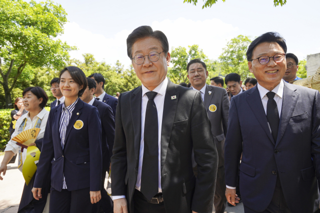 더불어민주당 이재명 대표와 박광온 원내대표를 비롯한 민주당 지도부들이 23일 오후 경남 김해시 진영읍 봉하마을에서 열린 노무현 전 대통령 서거 14주기 추도식에 참석하고 있다. 연합뉴스