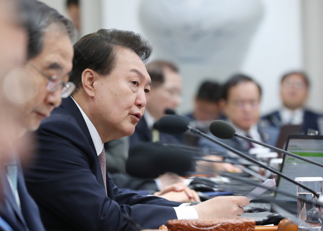 윤석열 대통령이 23일 서울 용산 대통령실 청사에서 열린 국무회의에서 발언하고 있다. 연합뉴스