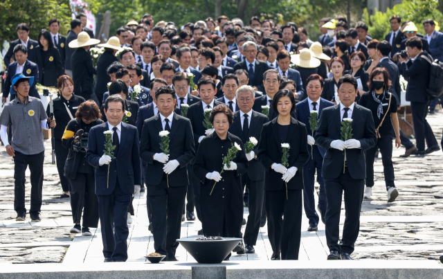 권양숙 여사, 문재인 전 대통령, 정세균 노무현재단 이사장 등 참석 인사들이 23일 오후 경남 김해시 진영읍 봉하마을에서 열린 노무현 전 대통령 서거 14주기 추도식을 마친 뒤 헌화·분향을 위해 이동하고 있다. 연합뉴스
