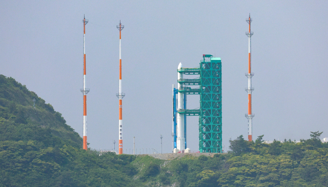 한국형 발사체 누리호(KSLV-Ⅱ)가 3차 발사를 하루 앞둔 23일 오전 전남 고흥군 나로우주센터에 기립된 누리호가 발사대에 고정돼 있다. 과학기술정보통신부에 따르면 누리호 기립 작업은 11시 33분 완료됐으며 오후에는 누리호에 전원과 연료, 산화제 등 추진제를 충전하기 위한 발사대 연결과 추진제가 새지 않을지 확인하는 기밀점검 등 발사 준비작업을 수행할 예정이다. 연합뉴스