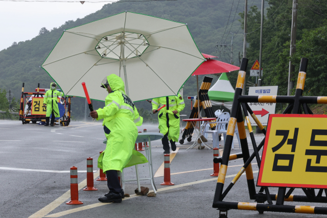 한국형 발사체 누리호(KSLV-Ⅱ)가 3차 발사를 하루 앞둔 23일 오후 전남 고흥군 나로우주센터 검문소에 일시적으로 비바람이 불고 있다. 기상청에 따르면 발사 당일 강수확률은 0∼20%, 바람은 2∼4㎧로 잔잔할 것으로 예보돼 날씨가 변수로 작용하지는 않을 전망이다. 연합뉴스