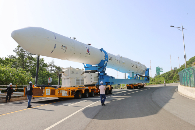 한국형 발사체 누리호(KSLV-Ⅱ)가 3차 발사를 하루 앞둔 23일 오전 전남 고흥군 나로우주센터 발사체조립동에서 발사대로 이송되고 있다. 누리호는 기립 준비 과정을 거쳐 이날 오전 중에 발사대에 기립, 오후에는 발사 준비작업이 수행될 예정이다. 연합뉴스