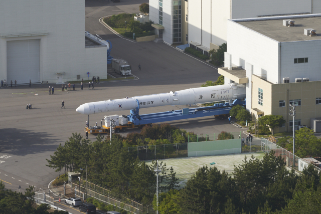 한국형 발사체 누리호(KSLV-Ⅱ)가 3차 발사를 하루 앞둔 23일 오전 전남 고흥군 나로우주센터 발사체조립동에서 발사대로 이송되고 있다. 누리호는 기립 준비 과정을 거쳐 이날 오전 중에 발사대에 기립, 오후에는 발사 준비작업이 수행될 예정이다. 연합뉴스