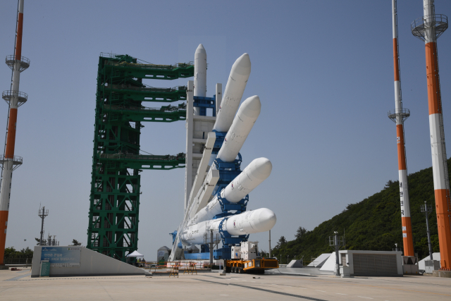 한국형 발사체 누리호(KSLV-Ⅱ)가 3차 발사를 하루 앞둔 23일 오전 전남 고흥군 나로우주센터에 누리호 발사대 기립 및 고정작업이 진행되고 있다. 과학기술정보통신부에 따르면 누리호 기립 작업은 11시 33분 완료됐으며 오후에는 누리호에 전원과 연료, 산화제 등 추진제를 충전하기 위한 발사대 연결과 추진제가 새지 않을지 확인하는 기밀점검 등 발사 준비작업을 수행할 예정이다. 사진은 기립 및 고정작업을 연속 촬영한 것. 연합뉴스