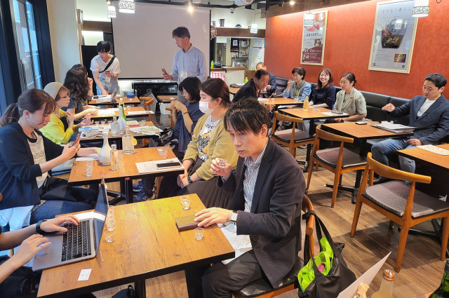 이상학 안동부시장을 비롯해 안동소주 생산업체 대표 7명 등이 일본소주의 본고장 규슈를 찾아 안동소주를 홍보하고 현지인들의 입맛을 공략했다. 사진은 일본 현지인들을 대상으로 한 안동소주 시음회 모습. 안동시 제공