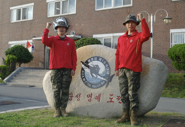 대민지원 중 농기계에 깔린 농민을 구조한 이해찬 병장(오른쪽), 윤수영 일병. 해병대 제1사단 제공.