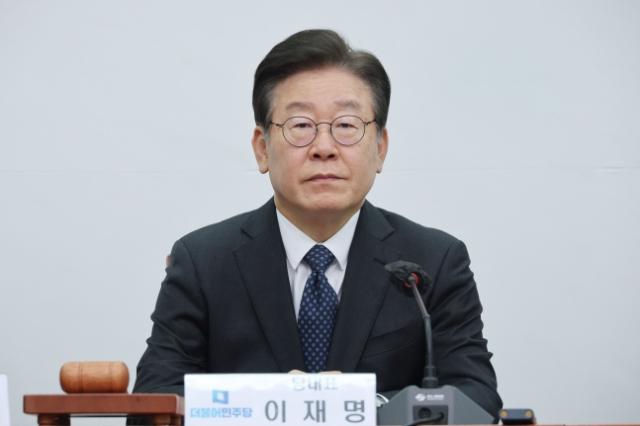 이재명 더불어민주당 대표가 24일 오전 국회에서 열린 최고위원회의에 참석하고 있다. 연합뉴스
