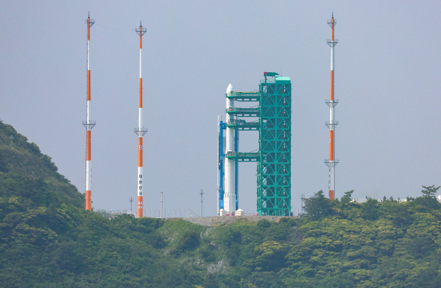 한국형 발사체 누리호(KSLV-Ⅱ)가 3차 발사를 하루 앞둔 23일 오전 전남 고흥군 나로우주센터에 기립된 누리호가 발사대에 고정돼 있다. 과학기술정보통신부에 따르면 누리호 기립 작업은 11시 33분 완료됐으며 오후에는 누리호에 전원과 연료, 산화제 등 추진제를 충전하기 위한 발사대 연결과 추진제가 새지 않을지 확인하는 기밀점검 등 발사 준비작업을 수행할 예정이다. 연합뉴스