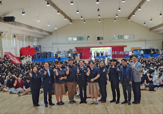 김수영 대구경찰청장이 특강을 마치고 상서고등학교 학생들과 기념 사진촬영을 진행했다. 윤수진 기자
