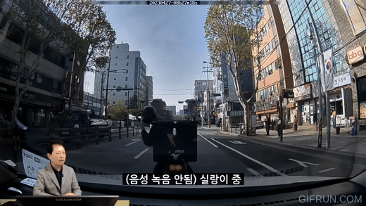 오토바이가 잠시 정차해 뒷 차를 향해 말을 하는 모습. 유튜브채널
