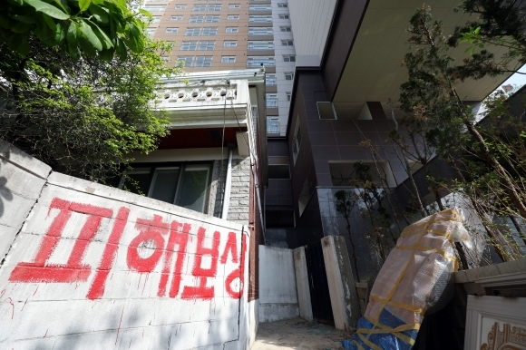 27일 오후 인천시 미추홀구의 한 주상복합건물 인근 주택 담장에 