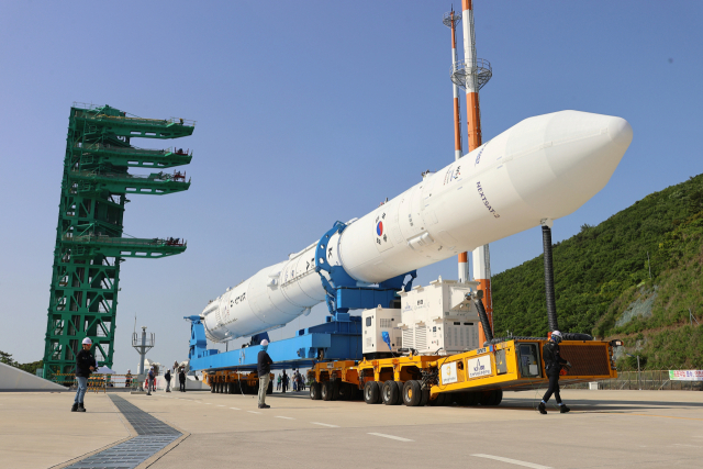 한국형 발사체 누리호(KSLV-Ⅱ)가 3차 발사를 하루 앞둔 23일 오전 전남 고흥군 나로우주센터 발사체조립동에서 발사대로 이송되고 있다. 누리호는 기립 준비 과정을 거쳐 이날 오전 중에 발사대에 세워지며 오후에는 발사 준비작업이 수행될 예정이다. 연합뉴스