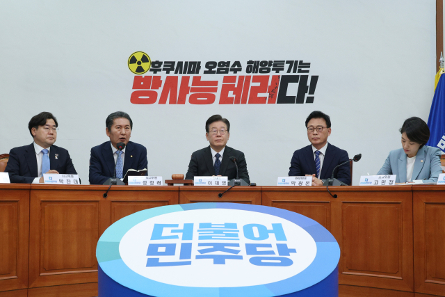 정청래 더불어민주당 최고위원이 24일 국회에서 열린 최고위원회의에서 발언하고 있다. 오른쪽부터 더불어민주당 고민정 최고위원, 박광온 원내대표, 이재명 대표. 연합뉴스