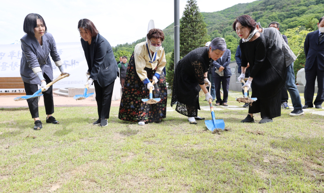 한국전쟁 전후 민간인 희생자 대구 가창골 유해발굴 개토제에서 희생자 유가족과 일본군 위안부 피해자 이용수 할머니 등 참석자가 시삽을 하는 모습. 매일신문DB