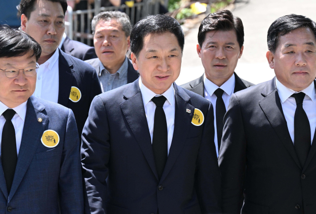 국민의힘 김기현 대표가 23일 오후 경남 김해시 진영읍 봉하마을에서 열린 노무현 전 대통령 서거 14주기 추도식에 참석하고 있다. 연합뉴스