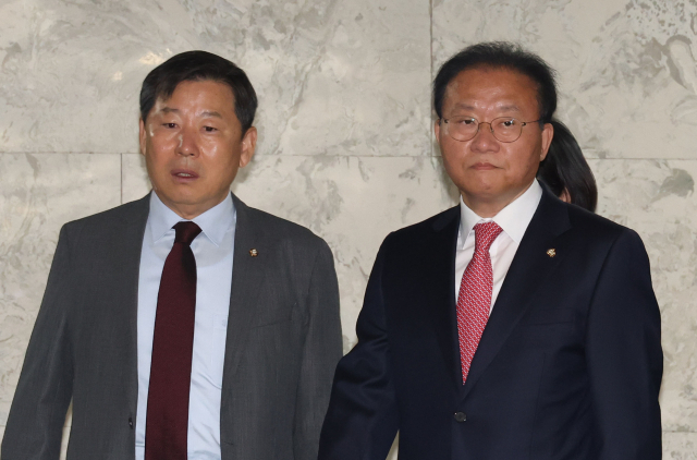 국민의힘 윤재옥 원내대표와 이철규 사무총장이 24일 오전 서울 여의도 국회에서 열린 공공질서 확립과 국민 권익 보호를 위한 당정협의회에 참석하고 있다. 연합뉴스