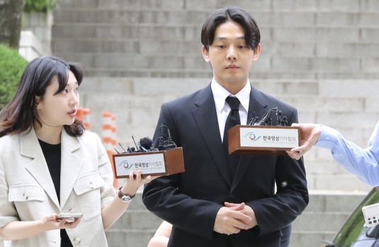 마약투약 혐의로 구속영장이 청구된 배우 유아인 씨가 24일 서울 서초구 서울중앙지법에서 열리는 영장실질심사에 출석하고 있다. 연합뉴스