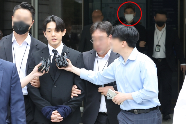 마약 투약 혐의를 받고 있는 배우 유아인과 유씨의 지인인 작가 최모 씨(빨간원 안)가 24일 오후 서울중앙지방법원에서 영장실질심사를 마치고 호송차량으로 이동하고 있다. 연합뉴스