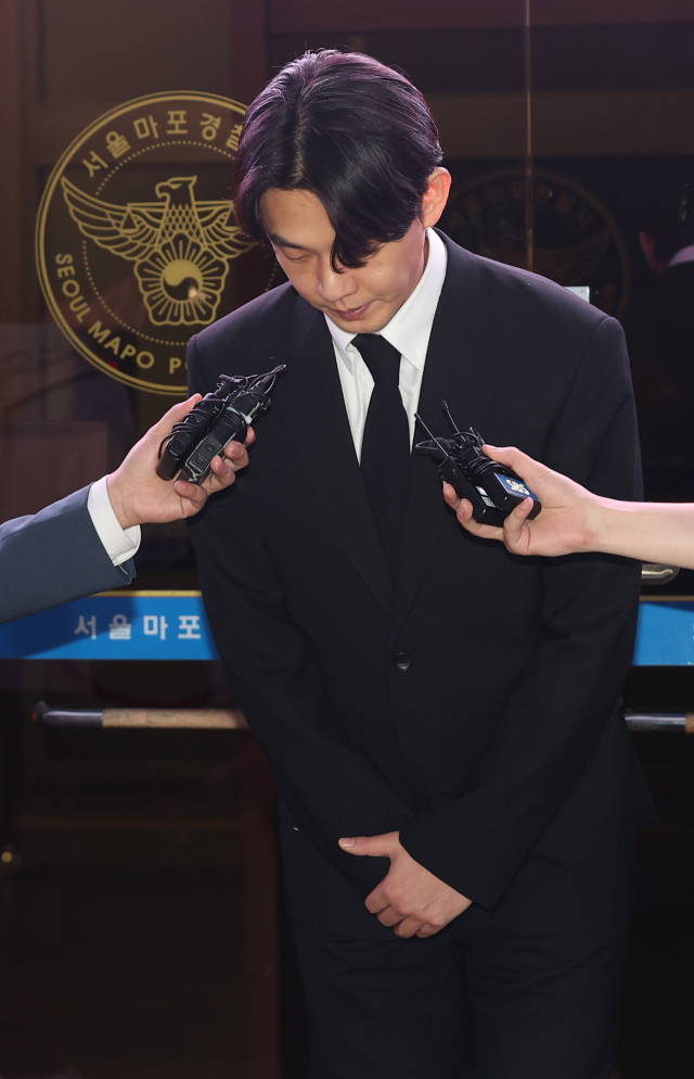 마약 투약 혐의를 받고 있는 배우 유아인이 24일 구속영장이 기각된 뒤 서울 마포경찰서를 나서며 고개를 숙이고 있다. 연합뉴스