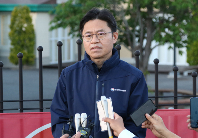 일본 후쿠시마 오염수 시찰단장인 유국희 원자력안전위원장이 24일 오후 후쿠시마 제1원전 현장 시찰을 마치고 후쿠시마현 후타바군 도쿄전력 폐로자료관에 돌아와 취재진에 점검 결과를 설명하고 있다. 시찰단은 23일부터 이틀간 진행된 후쿠시마 제1원전 현장 점검을 종료했다. 연합뉴스