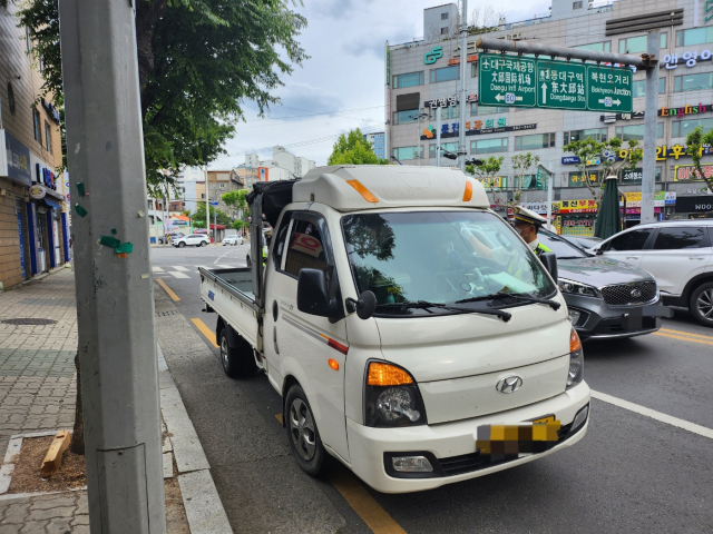 24일 대구 북구 복현초등학교네거리에서 진행한 우회전 일시 정지 단속 현장. 김주원 기자