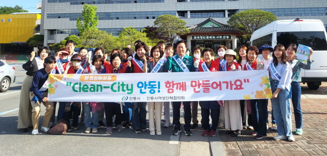 안동시여성단체협의회 회원들이 22일 안동 구시장 일대에서 안동시의 클린안동 만들기를 위한