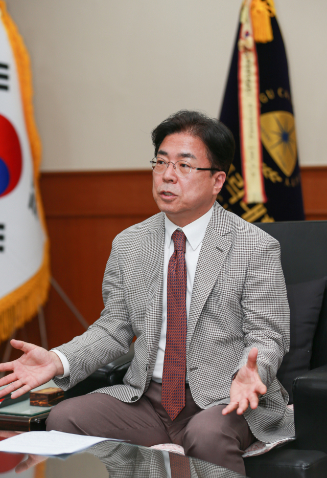 성한기 대구가톨릭대 총장이 지역과 호흡하는 대학의 모습과 미래 인재상에 대해 매일신문과 인터뷰를 하고 있다. 대구가톨릭대 제공