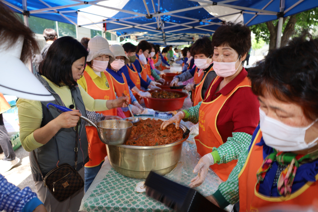 농협중앙회 대구본부은 25일 마늘·양파 수확기를 맞아 극심한 일손 부족을 겪는 달성에서
