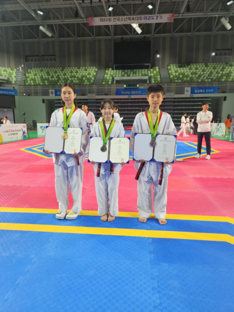 지난 20일 사전경기로 열린 제52회 전국소년체육대회 태권도 경기에 참가한 학생들. 왼쪽부터 지묘초 예서현(금메달), 남도초 정예현(은메달), 와룡중 김지환(은메달). 대구시교육청 제공