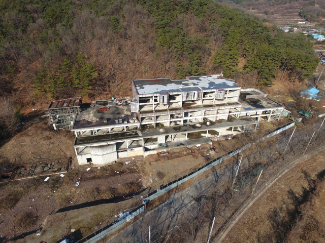 건축주 부도 등으로 장기간 흉물로 방치되고 있는 악산온천관광호텔 모습. 달성군 제공.