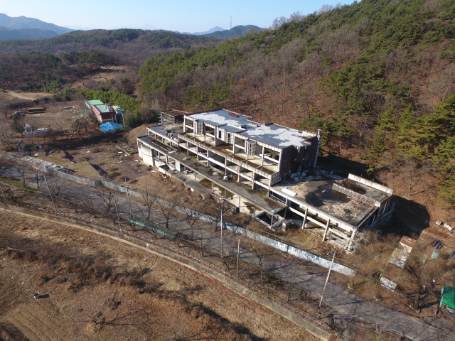 건축주 부도 등으로 장기간 흉물로 방치되고 있는 악산온천관광호텔 모습. 달성군 제공.