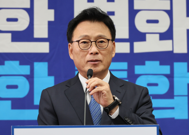 박광온 더불어민주당 원내대표가 25일 국회에서 열린 의원총회에서 발언하고 있다. 연합뉴스