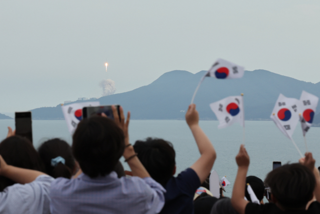 25일 오후 전남 고흥군 영남면 우주발사전망대에서 시민들이 실용위성을 싣고 우주로 향하는 누리호(KSLV-Ⅱ)를 지켜보고 있다. 이번 누리호 3차 발사는 차세대소형위성 2호 1기와 큐브위성 7기 등 본격적으로 실용급 위성을 탑재해 발사하는 첫 사례다. 연합뉴스