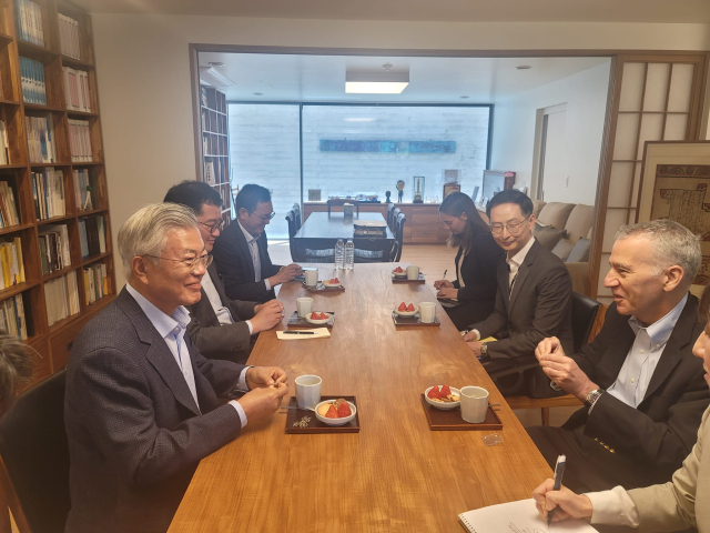 문재인 전 대통령과 필립 골드버그 주한 미국 대사. 문재인 전 대통령 페이스북