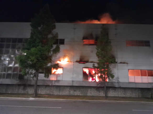 25일 밤 대구 달성군 구지면 한 샌드위치 패널 제조업체에서 불이 나 4천여만원의 재산 피해를 냈다. 대구소방안전본부 제공.