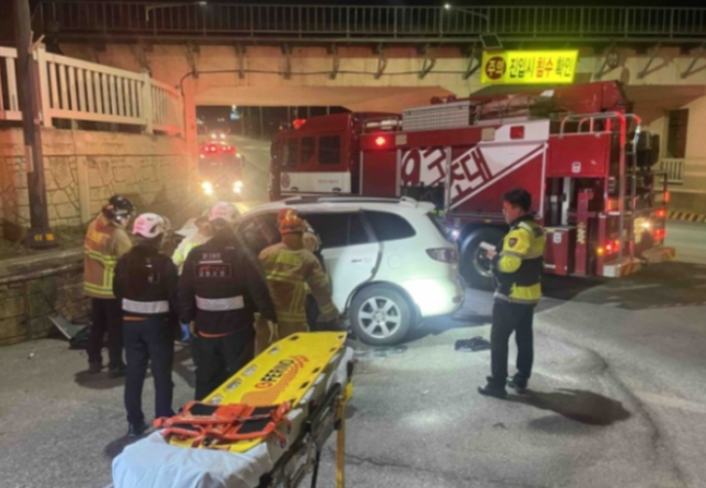 강원도 동해에서 육군 부사관이 차량을 몰다가 사고를 내 아내가 숨진 사건과 관련, 군 당국은 해당 부사관이 살해한 것으로 의심하고 그를 구속했다. 강원도소방본부 제공