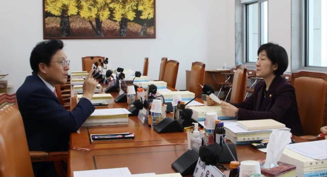 박형수 국회의원이 한화진 환경부장관을 만나 환경영향평가 조기 완료를 협의하고 있다. 의원실 제공