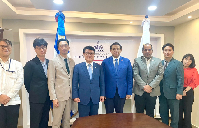 24일 도미니카공화국에서 케이메디허브 양진영 이사장(왼쪽 네번째) 도미니카공화국 정부 부처 관계자 등과 만나 국내기업의 도미니카공화국 진출을 돕기 위한 실질적 방안을 논의했다. 케이메디허브 제공