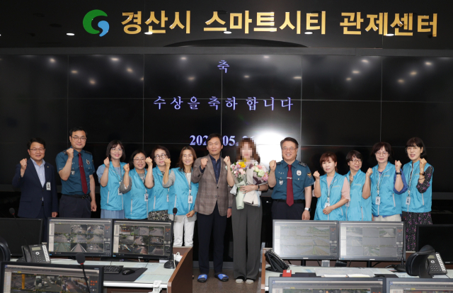 경북경찰청(청장 최주원)은 26일 경산시 통합관제센터에 방문, 강제추행 용의자 추적 및 검거를 도운 관제요원에게 감사장을 수여했다. 경북경찰청 제공