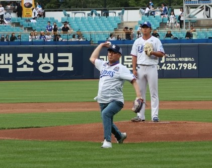 강영석 경북 상주시장이 26일 대구 삼성라이온즈파크에서 열린 프로야구 삼성라이온즈 대 KT 위즈의 경기에 시구를 하고 있다. 상주시 제공