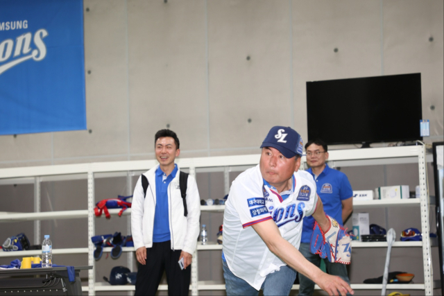 강영석 경북 상주시장이 26일 대구 삼성라이온즈파크에서 열린 프로야구 삼성라이온즈 대 KT 위즈의 경기 시구에 앞서 연습볼을 던지고 있다. 상주시 제공