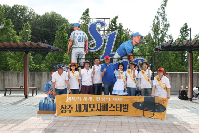 강 시장과 상주시청 직원들은 경기 전 라팍구장을 찾은 관람객을 상대로 축제 홍보활동을 펼치기도 했다. 상주시 제공