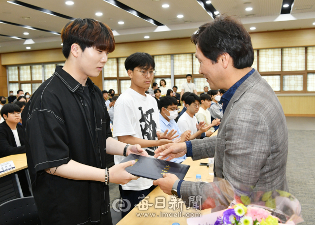 (재)경산시장학회 조현일 이사장이 26일 올해 장학생 271명을 초청해 장학금 증서를 수여했다. 경산시 제공