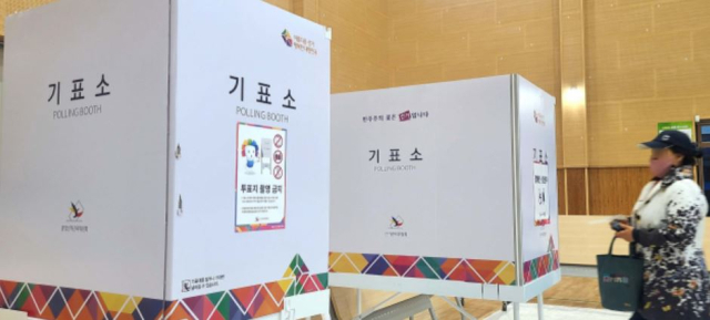 경남 창녕군수 보궐선거가 열린 4월 5일 창녕군 계성 제1 투표소에서 유권자가 투표를 위해 기다리고 있다. 연합뉴스