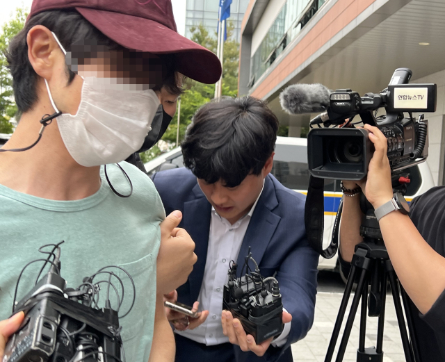 데이트 폭력으로 신고당해 경찰 조사를 받은 뒤 애인을 살해한 혐의를 받는 A씨가 26일 오후 경찰에 긴급체포된 후 서울 금천경찰서에 들어서고 있다. 연합뉴스