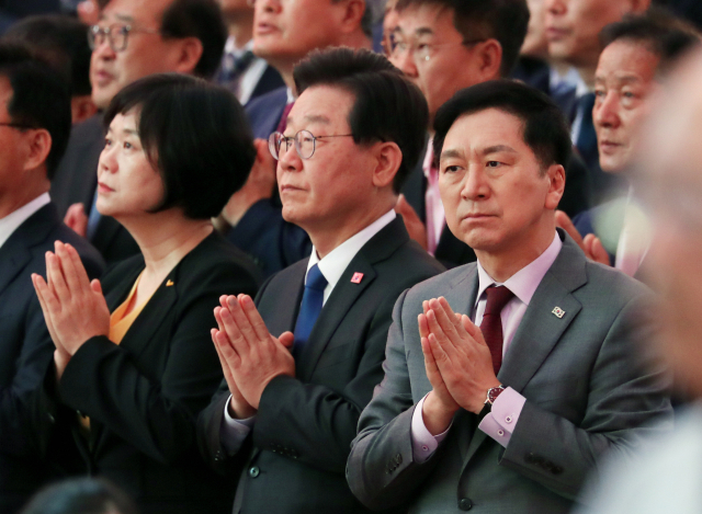 국민의힘 김기현 대표, 더불어민주당 이재명 대표, 정의당 이정미 대표가 27일 서울 종로구 조계사에서 열린 불기 2567년 부처님오신날 봉축법요식에서 삼귀의례를 하며 합장하고 있다. 연합뉴스